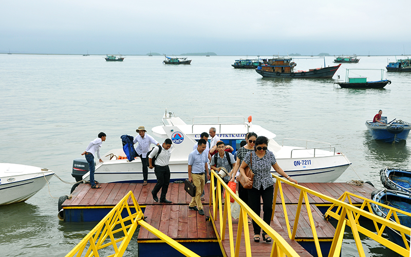 Cầu tàu du lịch tại bến tàu Mũi Ngọc mới được Công ty TNHH phát triển kinh tế Ka Long đầu tư đưa vào phục vụ du khách ra đảo.