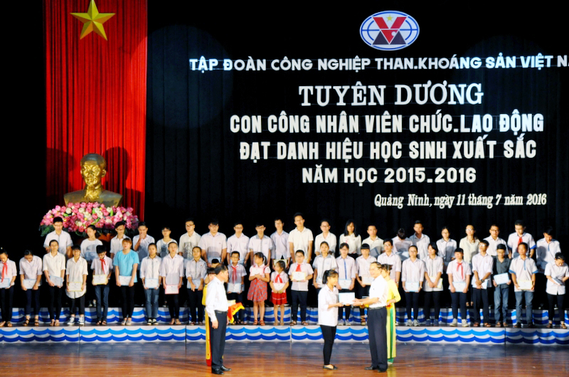 Tập đoàn Công nghiệp Than - Khoáng sản Việt Nam (TKV) tổ chức tuyên dương con em CN-LĐ có thành tích xuất sắc trong học tập, phát huy tốt phong trào “Khuyến học, khuyến tài”.