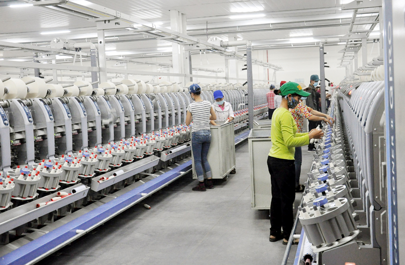 Sản xuất sợi tại Công ty TNHH Khoa học kỹ thuật Texhong Ngân Hà, Khu công nghiệp Texhong Hải Hà.