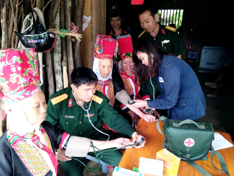 Bội đội Lâm trường 155 khám bệnh, cấp thuốc miễn phí cho người dân bản Sông Moóc A (xã Đồng Văn, huyện Bình Liêu).