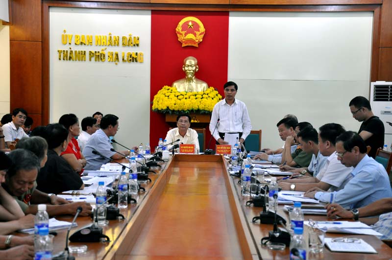 Đồng chí Vũ Văn Diện, Phó Chủ tịch UBND tỉnh phát biểu tại buổi đối thoại