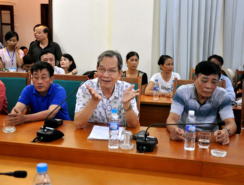 Đại diện hộ dân khu chung cư phường Bạch Đằng, TP Hạ Long phát biểu kiến nghị tại buổi đối thoại 
