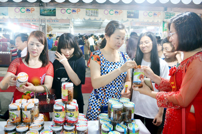 Khách hàng tham quan, mua sắm tại Hội chợ OCOP Quảng Ninh hè 2016. Ảnh: Cao Quỳnh