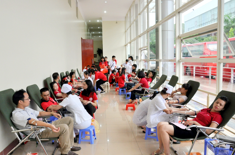Các thành viên của CLB Thiện nguyện hiến máu Hồng Tâm và đông đảo tình nguyện viên tham gia hiến máu trong Hành trình đỏ Quảng Ninh 2016 - “Đất mỏ - Tình người”.