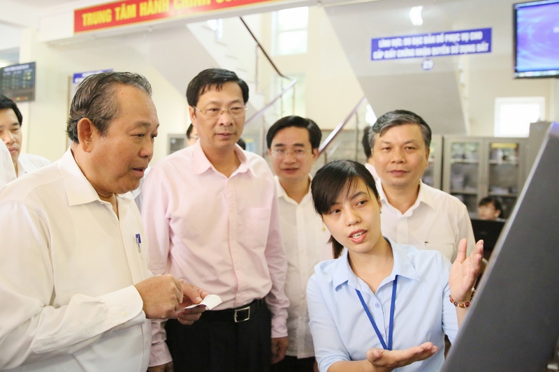 Đồng chí Trương Hòa Bình, Ủy viên Bộ Chính trị, Phó Thủ tướng Chính phủ thăm mô hình hành chính công tại Thành phố Uông Bí.