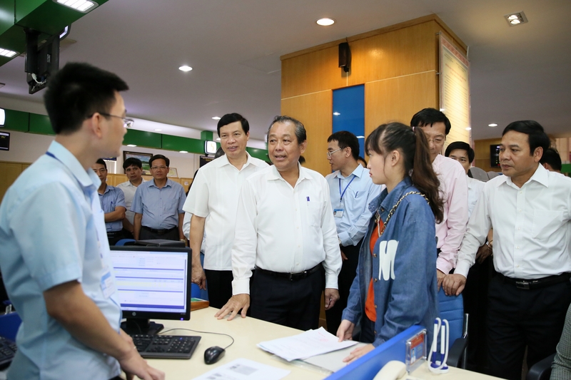 Đồng chí Trương Hòa Bình cùng các đồng chí lãnh đạo tỉnh thăm Trung tâm hành chính công của tỉnh.