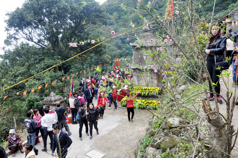 Du khách hành hương về Ngoạ Vân mùa hội xuân 2016.