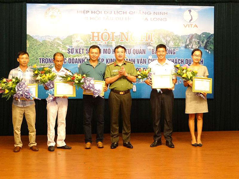 Thượng tá Nguyễn Thuận, Phó Giám đốc Công an tỉnh trao giấy khen của Công an tỉnh cho các tập thể và cá nhân   