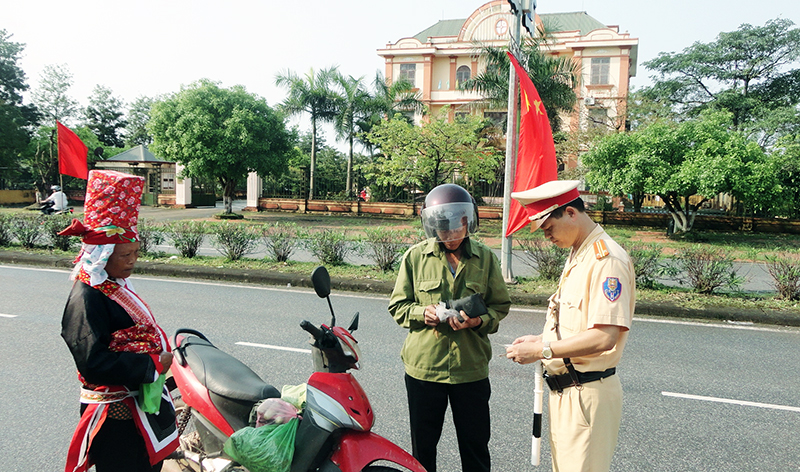 CSGT huyện Đầm Hà kiểm tra việc chấp hành Luật Giao thông đường bộ của người tham gia giao thông.