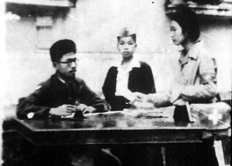 Đồng chí Nguyễn Văn Tuệ (người ngồi) tại Chiến khu Đông Triều, tháng 6-1945. Ảnh tư liệu của gia đình bà Kim Tuyên