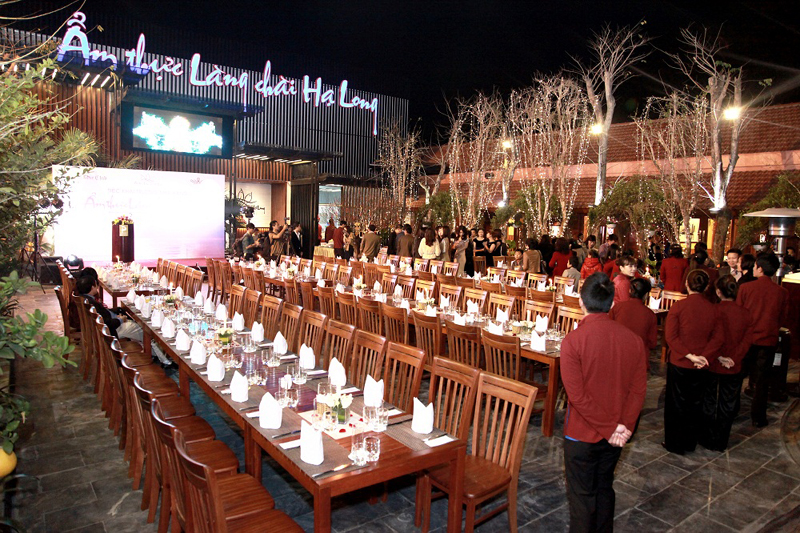 Tiệc ngoài trời được tổ chức tại nhà hàng ẩm thực Làng chài Hạ Long.