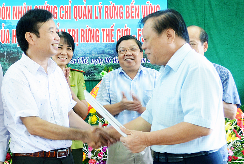 Ông Nguyễn Văn Nhã, Tổng Giám đốc Công ty TNHH MTV Lâm nghiệp Ba Chẽ (ngoài cùng bên trái) vui mừng nhận chứng chỉ rừng FSC-FM đầu tháng 8 vừa qua.