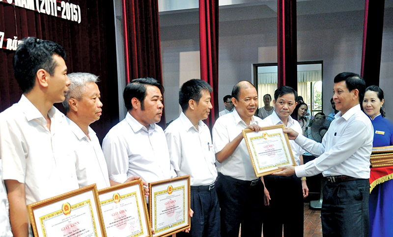 Bí thư Đảng uỷ Khối các cơ quan tỉnh Trần Xuân Cương trao giấy khen cho các cá nhân đạt danh hiệu Đảng viên hoàn thành xuất sắc nhiệm vụ tiêu biểu giai đoạn 2011-2015.