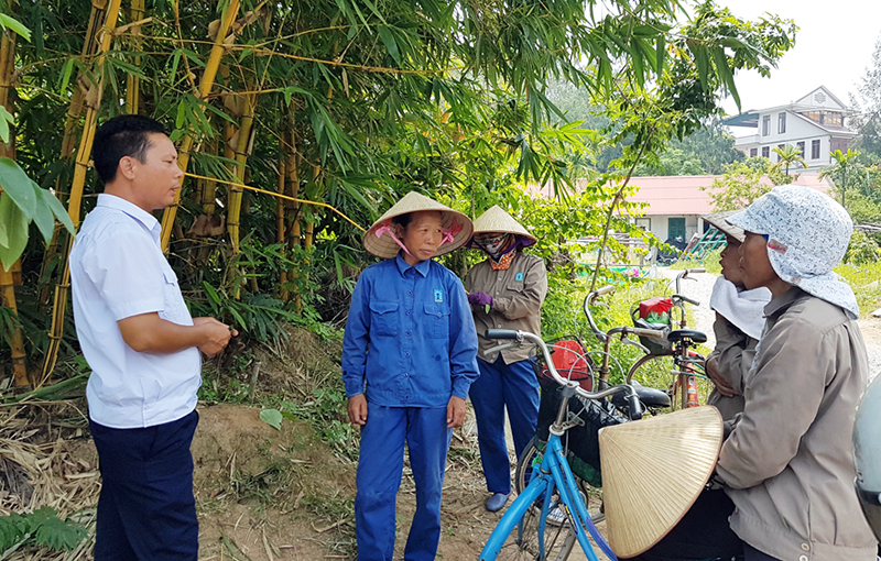Anh Nguyễn Văn Thái, Chủ tịch Công đoàn Công ty TNHH Âu Lạc Quảng Ninh thông tin đến công nhân tổ Môi trường - Cây cảnh về lộ trình trả nợ BHXH của Công ty.