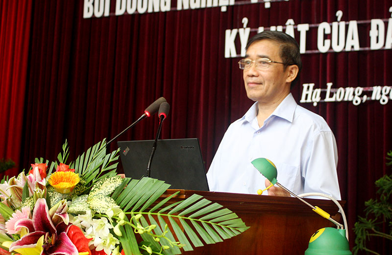 Đồng chí Sa Như Hòa, Phó Chủ nhiệm UBKT Trung ương truyền đạt một số vấn đề cơ bản về công tác KTGS trong Đảng tại hội nghị.