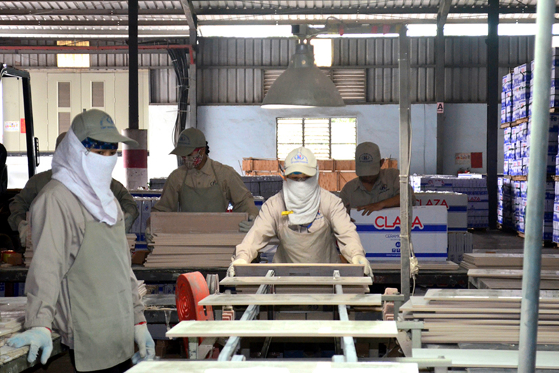 Sản xuất gạch Cotto tại Nhà máy Gốm màu Hoàng Hà (Công ty CP Tập đoàn Hoàng Hà).  Ảnh: THANH HẰNG