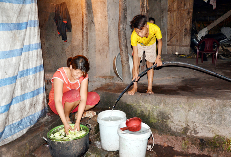 Gia đình chị Đặng Thị Mai (thôn Khe Hố, xã Hải Lạng, huyện Tiên Yên) phấn khởi được sử dụng nước sạch từ Chương trình PforR.