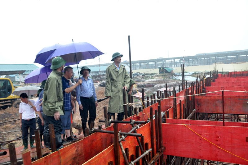 Đồng chí Nguyễn Văn Đọc, Bí thư Tỉnh ủy, Chủ tịch HĐND tỉnh kiểm tra tiến độ thi công khu xử lý nước thải của Nhà máy nhuộm trong KCN Texhong Hải Hà