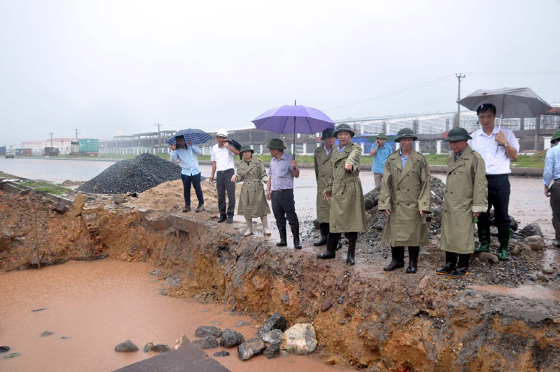 Đồng chí Bí thư Tỉnh ủy kiểm tra và chỉ đạo công tác khắc phục ngập úng tại thôn 2, xã Quảng Phong