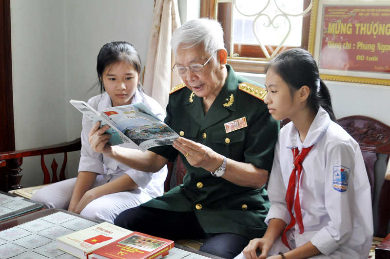 CCB Phùng Ngọc Hùng kể lại những câu chuyện lịch sử dân tộc cho thế hệ trẻ.