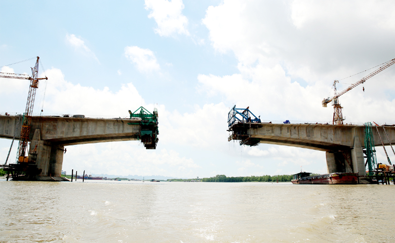 Với tiến độ nước rút hiện tại, theo cam kết của đại diện nhà thầu, tháng 11-2016 sẽ hợp long nhịp cuối cùng của cầu Sông Chanh và hoàn thiện dự án vào cuối tháng.