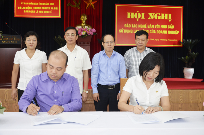 Đại diện Tập đoàn SunGroup và Trường Đại học Hạ Long ký kết hợp tác đào tạo 