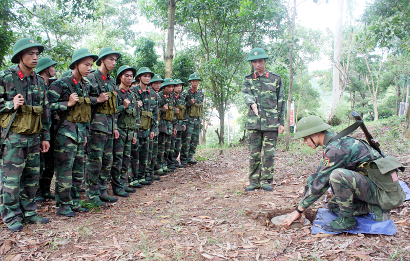 Đại uý Nguyễn Văn Đắc huấn luyện nội dung mìn chống tăng cho chiến sĩ đơn vị.