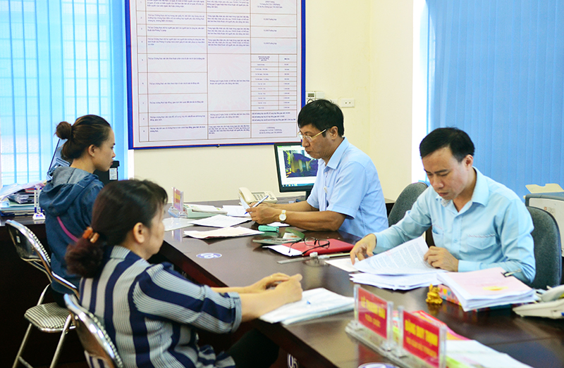 Cán bộ Trung tâm Hành chính công TP Uông Bí hướng dẫn công dân thực hiện các thủ tục hành chính tại Trung tâm.
