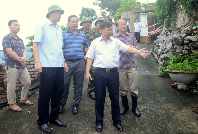 Lãnh đạo TP Hạ Long báo cáo nhanh tình hình tại hiện trường khu vực xuất hiện sụt lún với đồng chí Chủ tịch UBND tỉnh Nguyễn Đức Long