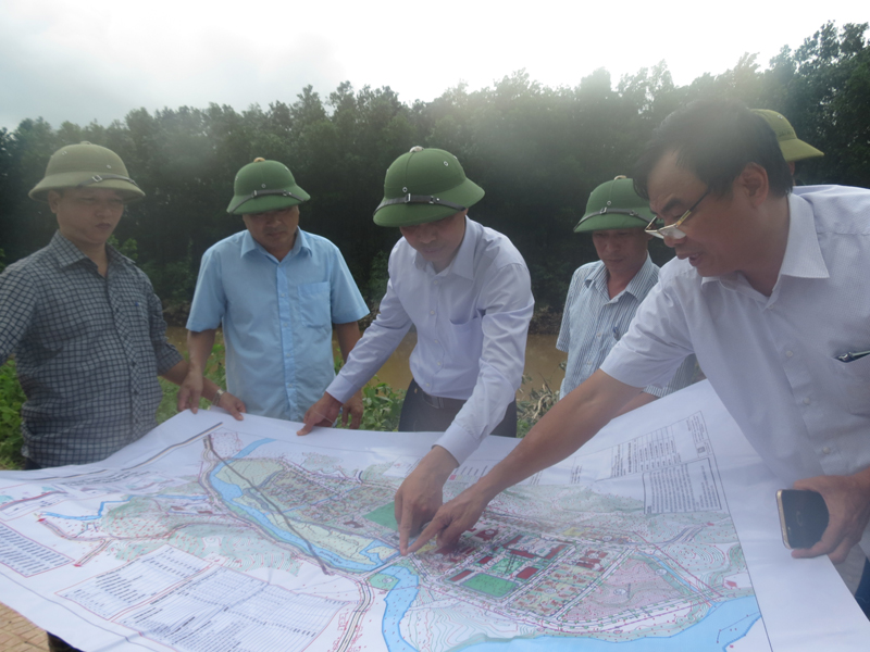 Đồng chí Vũ Văn Diện- Phó chủ tịch UBND tỉnh kiểm tra thiết kế các điểm thường xuyên xảy ra ngập lụt trên các tuyến tỉnh lộ 329 và 330.
