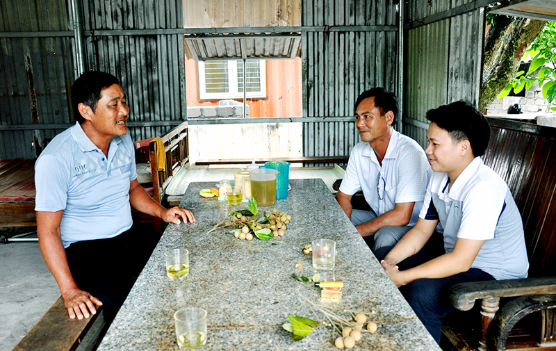 Ông Lý Bình (bên trái) kể lại những ngày vận động gia đình, dòng họ di chuyển mồ mả phục vụ Dự án Cảng hàng không Quảng Ninh.