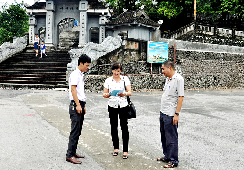Ông Bùi Văn Quảng (bên phải) cùng cán bộ Ban Dân vận Thành uỷ Cẩm Phả, lãnh đạo Đảng uỷ phường Cửa Ông bàn phương án tuyên truyền, vận động tiểu thương chấp hành tốt các quy định ở khu vực đền Cửa Ông.