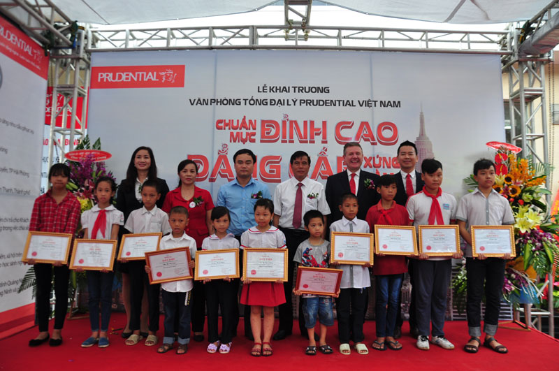 - Đại diện Công ty BHNT Prudential Việt nam và Hội Chữ thập đỏ tỉnh trao 22 suất học bổng cho học sinh nghèo hiếu học của TP Uông Bí nhân dịp khai trương Văn phòng Tổng đại lý theo tiêu chuẩn chất lượng mới.