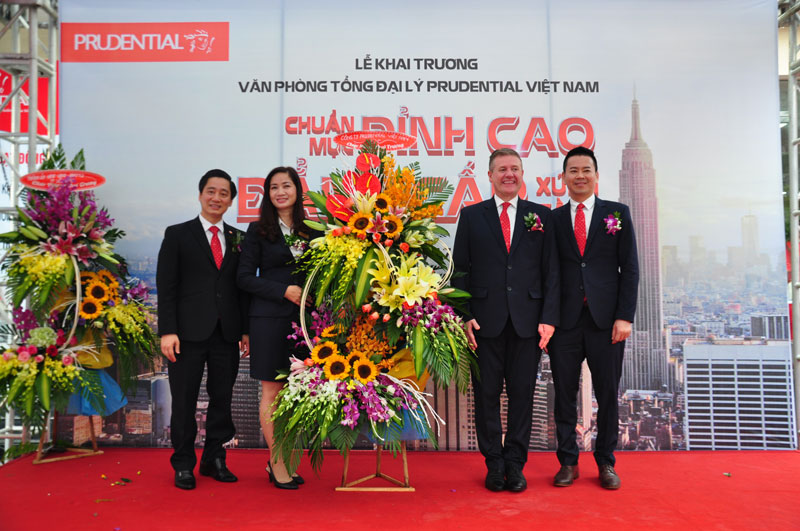 Ông Wilf Blackburn, Tổng Giám đốc Prudential Việt Nam tặng hoa chúc mừng Trưởng Đại diện Văn phòng Tổng đại lý theo tiêu chuẩn chất lượng mới TP Uông Bí.