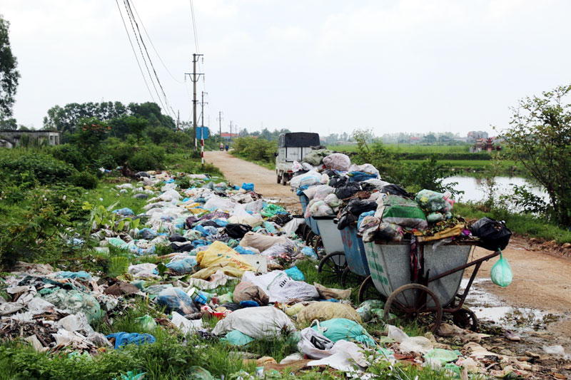 Điểm tập kết rác gây ô nhiễm môi trường tại thôn Xóm Đông (xã Liên Vị, TX Quảng Yên).
