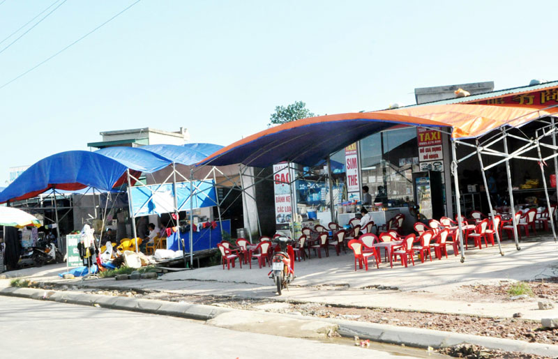 Nhiều quán bia, cửa hàng ăn uống, dịch vụ taxi... mọc lên gần khu vực cổng Nhà máy sợi Texhong Ngân Hà (Hải Hà).