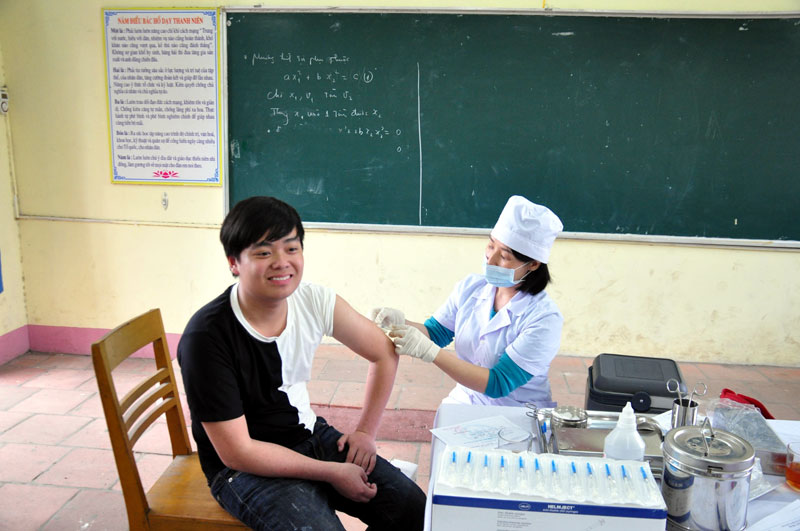 Tiêm phòng vắc xin sởi - rubella cho học sinh tại Trường THPT Nguyễn Bỉnh Khiêm (TP Hạ Long).
