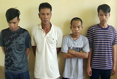 Huy (bìa trái) cùng 3 nghi phạm bị bắt giữ. Ảnh: Thái Hà