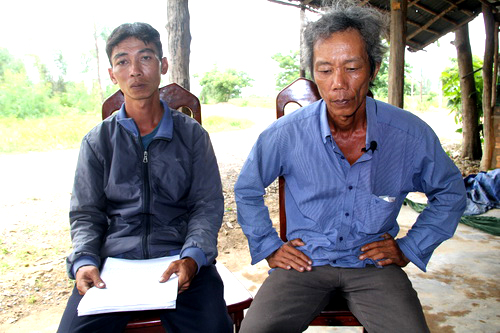 Ông Nguyễn Thanh Tuấn (bìa trái) và Nguyễn Thành Nam ngồi bần thần vì cho rằng mình bị khởi tố oan. Ảnh: Phước Tuấn
