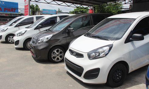 Ôtô Van bày bán tại một đại lý xe cũ trên QL13, quận Bình Thạnh, TP HCM.