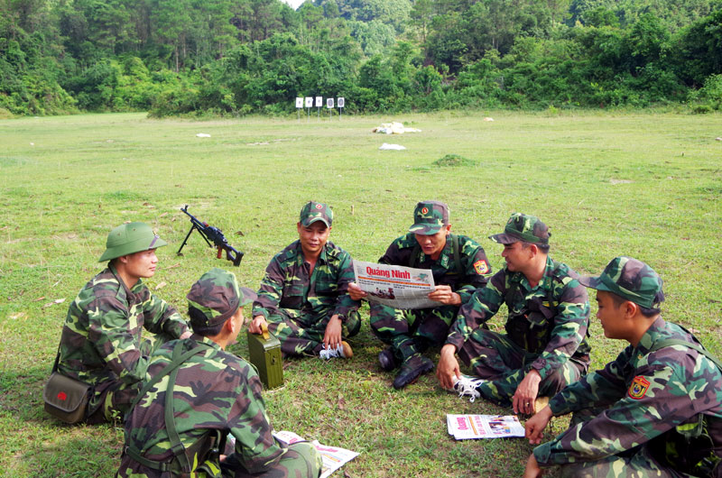 Việc kết hợp giữa huấn luyện quân sự với sinh hoạt chính trị được Đồn BP Pò Hèn thường xuyên thực hiện.