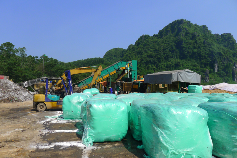 Bãi rác Quang Hanh được đầu tư hệ thống phân loại, nén ép và bọc kiện rác nhưng hiệu quả không như mong đợi