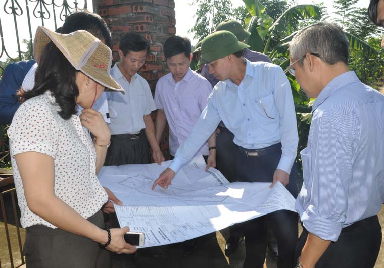 Đoàn giám sát kiểm tra bản đồ dự án khai thác đất sét của Công ty CP Vĩnh Thắng tại xã Việt Dân (Đông Triều) 