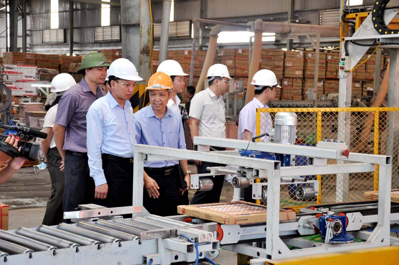 Đoàn Giám sát kiểm tra quy trình sản xuất gạch của Công ty CP Vĩnh Thắng tại Cụm Công nghiệp Kim Sơn (Đông Triều) 