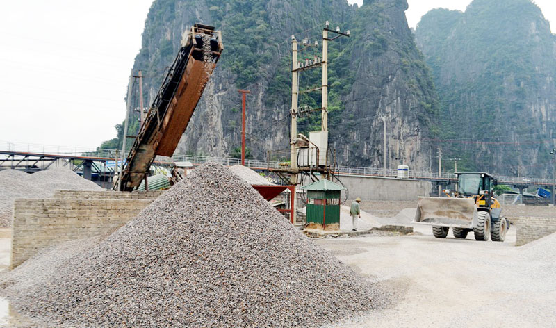 Khai thác chế biến đá vật liệu xây dựng tại Công ty CP Phát triển Miền Đông (TP Cẩm Phả).