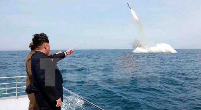 Nhà lãnh đạo Triều Tiên Kim Jong-Un thị sát một vụ phóng thử tên lửa từ tàu ngầm. (Nguồn: Reuters/TTXVN)