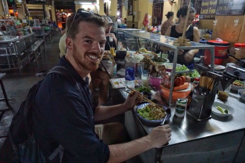 Khách nước ngoài trải nghiệm ẩm thực tại Việt Nam. Ảnh: Jet Setting Birds.