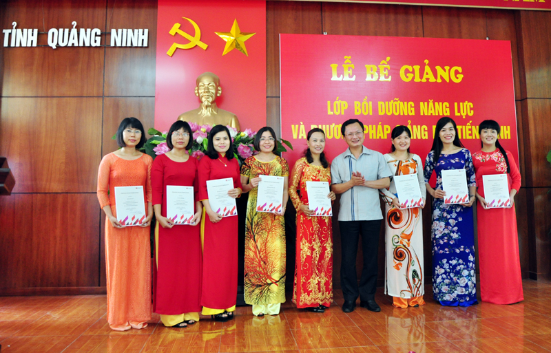 Đồng chí Cao Tường Huy, Trưởng Ban Tuyên giáo Tỉnh uỷ trao chứng nhận cho các học viên.