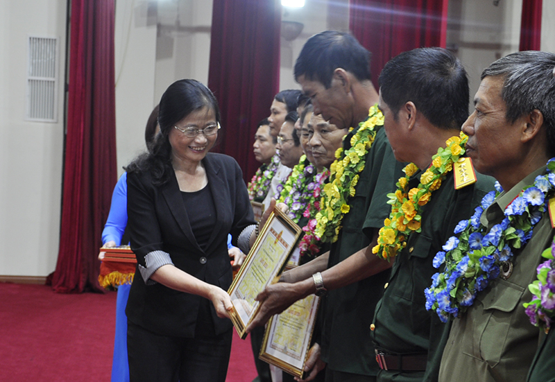 Phó Bí thư Thường trực Tỉnh ủy Đỗ Thị Hoàng tặng bằng khen của UBND tỉnh cho các cá nhân có thành tích xuất sắc trong phong trào.
