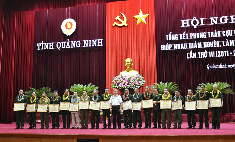 Lãnh đạo Hội CCB tỉnh khen thưởng các cá nhân điển hình trong phong trào 